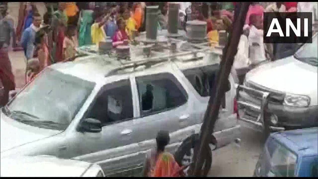 Bihar : नितीश कुमार यांच्या ताफ्यावर दगडफेक, वाहनांच्या काचा फोडल्या