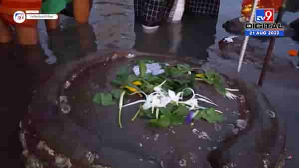 अलिबाग येथे भर समुद्रात किहीम बीच वर फक्त श्रावणात होते शिवलिंग चे दर्शन