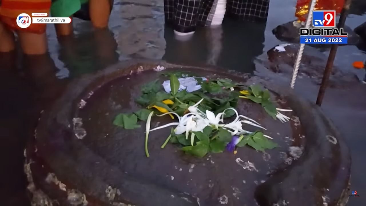 अलिबाग येथे भर समुद्रात किहीम बीच वर फक्त श्रावणात होते शिवलिंग चे दर्शन अलिबाग येथे भर समुद्रात किहीम बीच वर फक्त श्रावणात होते शिवलिंग चे दर्शन