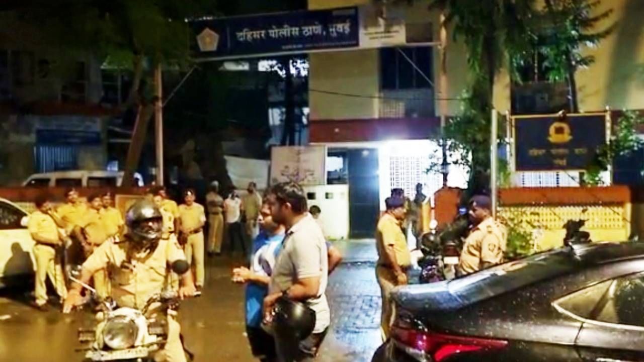 Magathane News : आमदार प्रकाश सुर्वे समर्थक विरुद्ध शिवसेना समर्थक भिडले! मागाठाणेतील राड्यामागचं कारण अ'राजकीय', दोघांविरोधात गुन्हा Magathane News : आमदार प्रकाश सुर्वे समर्थक विरुद्ध शिवसेना समर्थक भिडले! मागाठाणेतील राड्यामागचं कारण अ'राजकीय', दोघांविरोधात गुन्हा