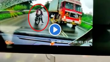 Pune Accident : कारच्या फ्रंट कॅमेऱ्यात थरारक अपघात कैद! ओव्हरटेकींगचा नाद बाईकस्वार तरुणाला अंगलट, पाहा व्हिडीओ