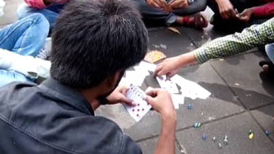 MPSC Student: MPSC च्या विद्यार्थ्यांचं पत्ते, गोट्या, विटी दांडू खेळून आंदोलन! आरक्षण देण्याच्या सरकारच्या निर्णयाचा विरोध