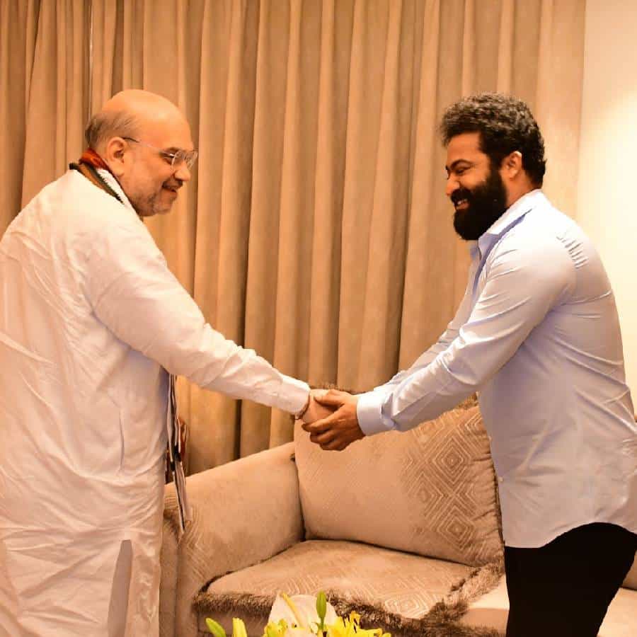 तेलंगणामध्ये पुढील वर्षाच्या अखेरीस म्हणजे 2023 मध्ये विधानसभा निवडणुका होण्याची अपेक्षा आहे. दरम्यान, साऊथ सिनेसृष्टीतील सुपरस्टार ज्युनियर एनटीआर आणि केंद्रीय मंत्री आणि भारतीय जनता पक्षाचे नेते अमित शहा यांची भेट झाली. आता निवडणुकीपूर्वी या भेटीबाबत अनेक अंदाज बांधले जात आहेत.