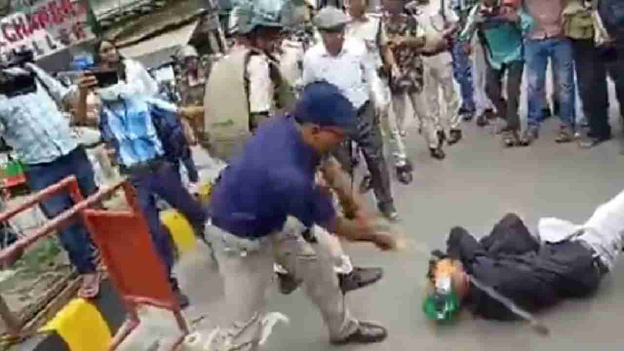 Lathicharge: पाटण्यात बेरोजगार शिक्षक उमेदवारांच्या मोर्चावर पोलिसांचा अमानुष लाठीमार, पडलेल्या उमेदवाराच्या हातात तिरंगा असतानाही अतिरिक्त जिल्हाधिकारी थांबेना