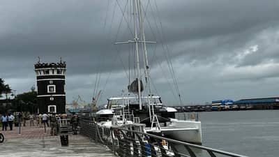 मुंबईच्या यलो गेट समुद्राजवळ एक अनोळखी जहाज आढल्याने खळबळ