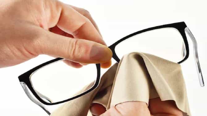 Tips and tricks: चश्म्याच्या काचा साफ करण्यासाठी करा या गोष्टींचा वापर, काही मिनिटांतच चमकेल चश्मा !