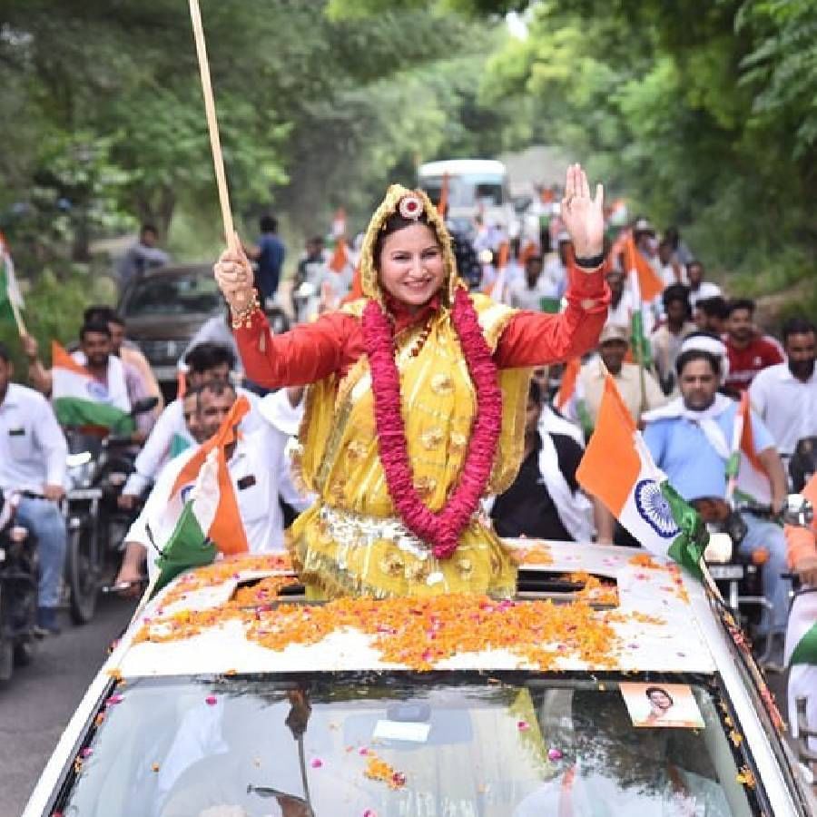 सोनालीने 2006 मध्ये हिसार दूरदर्शनमध्ये अँकरिंग करून तिच्या करिअरची सुरुवात केली. दोन वर्षांनंतर 2008 मध्ये त्यांनी भाजपमध्ये प्रवेश केला. तेव्हापासून त्या पक्षाच्या सक्रिय सदस्य आहेत.
