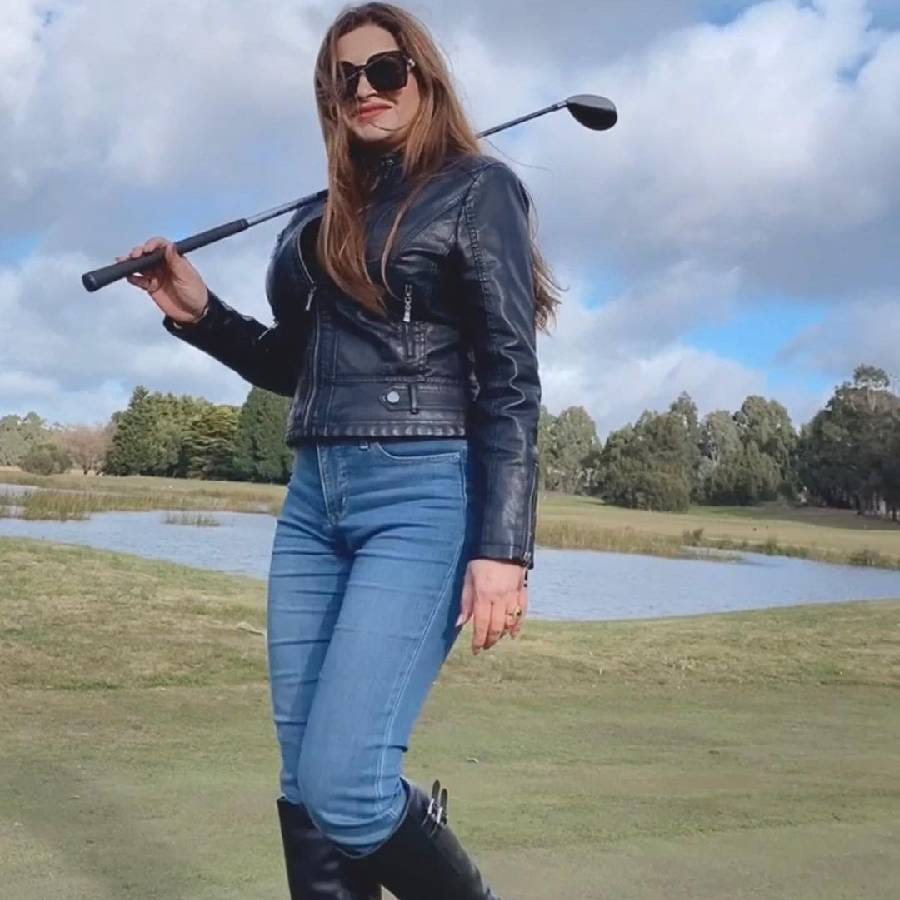 सोनाली चे वडील व्यवसायाने शेतकरी आहेत. तिला  तीन बहिणी आणि एक भाऊ आहे. सोनालीचे लग्न तिच्या बहिणीच्या दिराशी  झाले होते. सोनालीला यशोदारा फोगट नावाची मुलगी देखील आहे.
