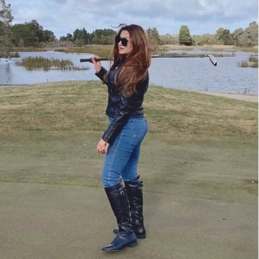 सोनाली फोगट या भाजपच्या नेत्या आहेत. हिसार जिल्ह्यातील आदमपूर विधानसभा मतदारसंघातून तिने हरियाणा विधानसभा निवडणूक लढवली होती. मात्र, त्या निवडणुकीत पराभूत झाल्या. पण सोनालीची ओळख त्याहून खूप जास्त आहे. सोनाली फोगट एक अभिनेत्री आहे. तिने दूरदर्शनवर शो अँकर केले आहेत आणि सर्वात मोठी गोष्ट म्हणजे ती टिकटॉकची स्टार आहे.
