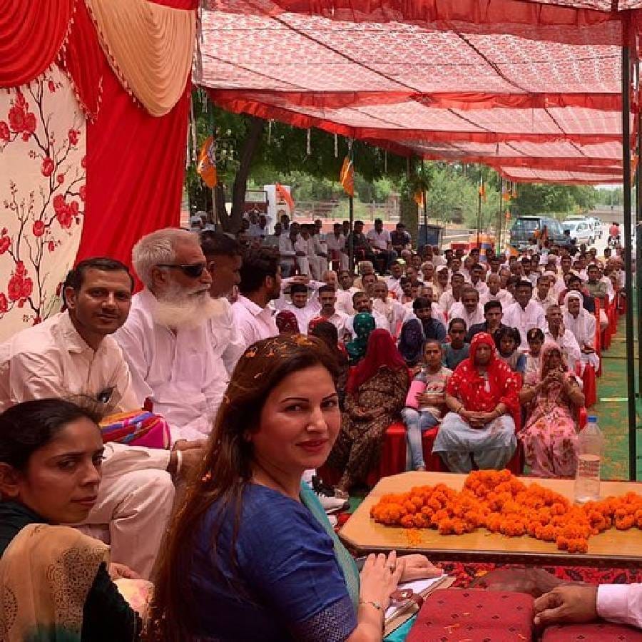 सोनाली फोगटने 'अम्मा' या टीव्ही मालिकेत नवाब शाहच्या पत्नीची भूमिका साकारली होती. याशिवाय ती 'बंदुक आली जटाणी ' या हरियाणवी गाण्यातही दिसली आहे. सोनाली 'द स्टोरी ऑफ बदमाजगढ' या वेब सीरिजमध्येही दिसली आहे
