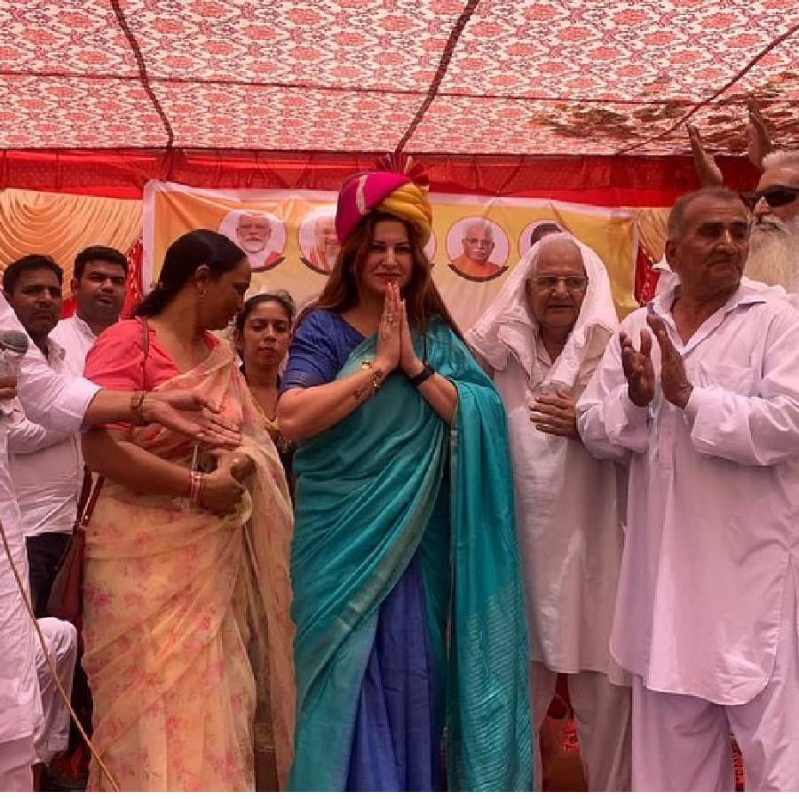 सोनाली फोगट या भारतीय जनता पक्षाच्या महिला मोर्चाच्या राष्ट्रीय कार्यकारिणीच्या उपाध्यक्षा आहेत. जून 2020 मध्ये सोशल मीडियावर एक व्हिडिओ व्हायरल झाला होता. या व्हिडिओमध्ये सोनाली फोगट एका अधिकाऱ्याला चप्पलने मारताना दिसत आहे. यावरून बराच गदारोळ झाला. सोनाली फोगटने गतवर्षी तिची बहीण आणि भावाविरुद्ध पोलिसांत तक्रार दाखल केली होती. मारहाणीचे हे प्रकरण होते.
