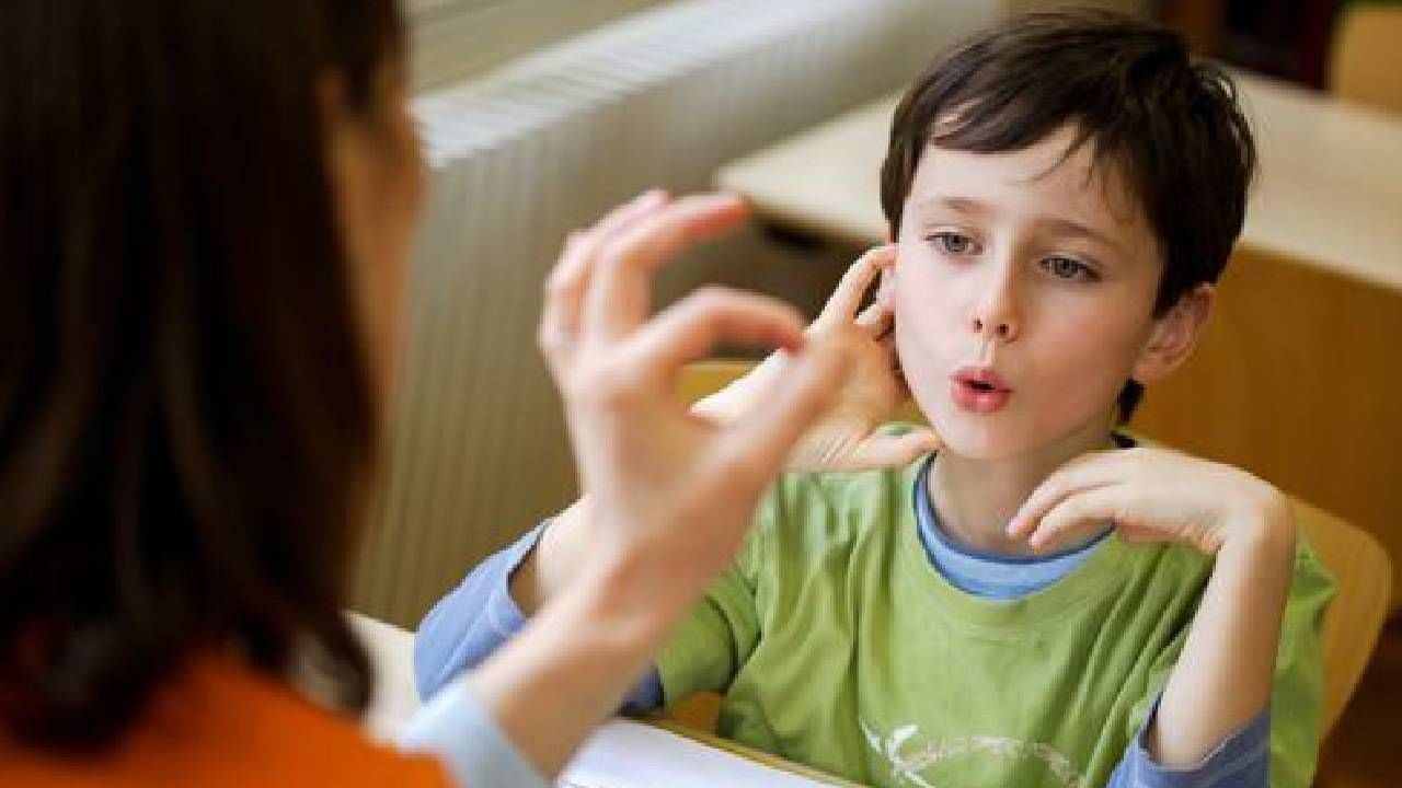 Speech Therapy : मुलांना बोलण्यात येणारी अडचण स्पीच थेरपीने करा दूर; करा ' हे ' उपाय Speech Therapy : मुलांना बोलण्यात येणारी अडचण स्पीच थेरपीने करा दूर; करा ' हे ' उपाय