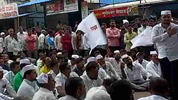 Onion Crop : कांदा दराचा वांदा मिटवण्यासाठी शेतकऱ्यांची कांदा दही हंडी, दोन संघटनांचा वाढीव दरासाठी संघर्ष
