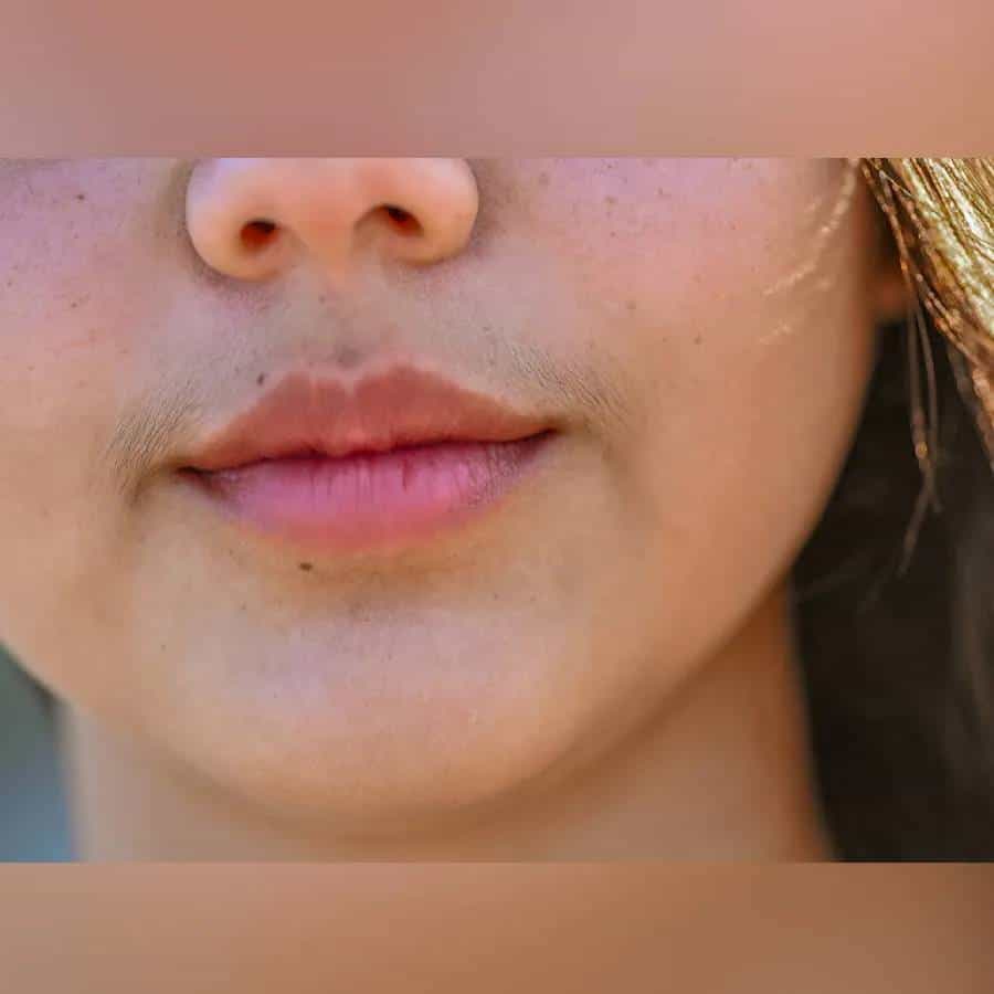 चेहऱ्याच्या केसांसाठी पार्लरमध्ये जाण्यासाठी वेळ आणि पैसा दोन्हीही खर्च करण्याची आता गरज नाहीयं. चेहऱ्यावर येणारे हे केस अगदी सोपे उपाय करून घरीच काढा. तुम्हाला फक्त हे पॉकेट फ्रेंडली घरगुती उपाय करून पहावे लागतील. त्यांच्याबद्दल जाणून घ्या...