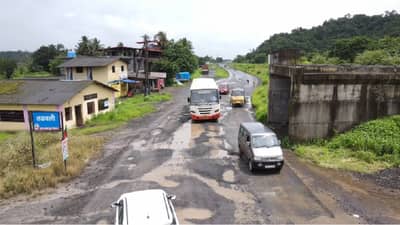 कोकणवासियांनो कंबर सांभाळा! गणेशोत्सवासाठी कोकणात जाण्याचा मार्ग खडतर; मुंबई-गोवा महामार्गावर खड्ड्यांचं साम्राज्य, व्हिडीओ पाहाच