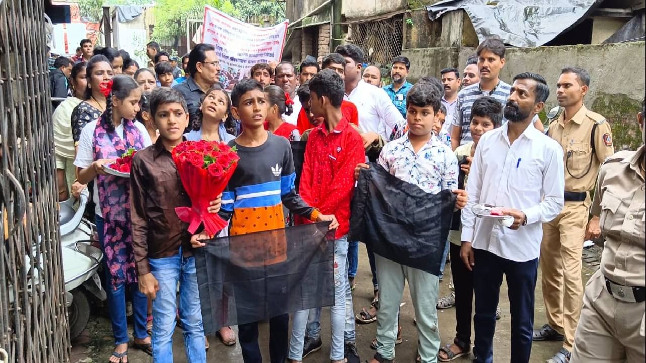 Kalyan Protest : महापालिका शाळेतील विद्यार्थी अद्याप शैक्षणिक साहित्याच्या प्रतिक्षेत, विद्यार्थी आणि पालकांचा मोर्चा