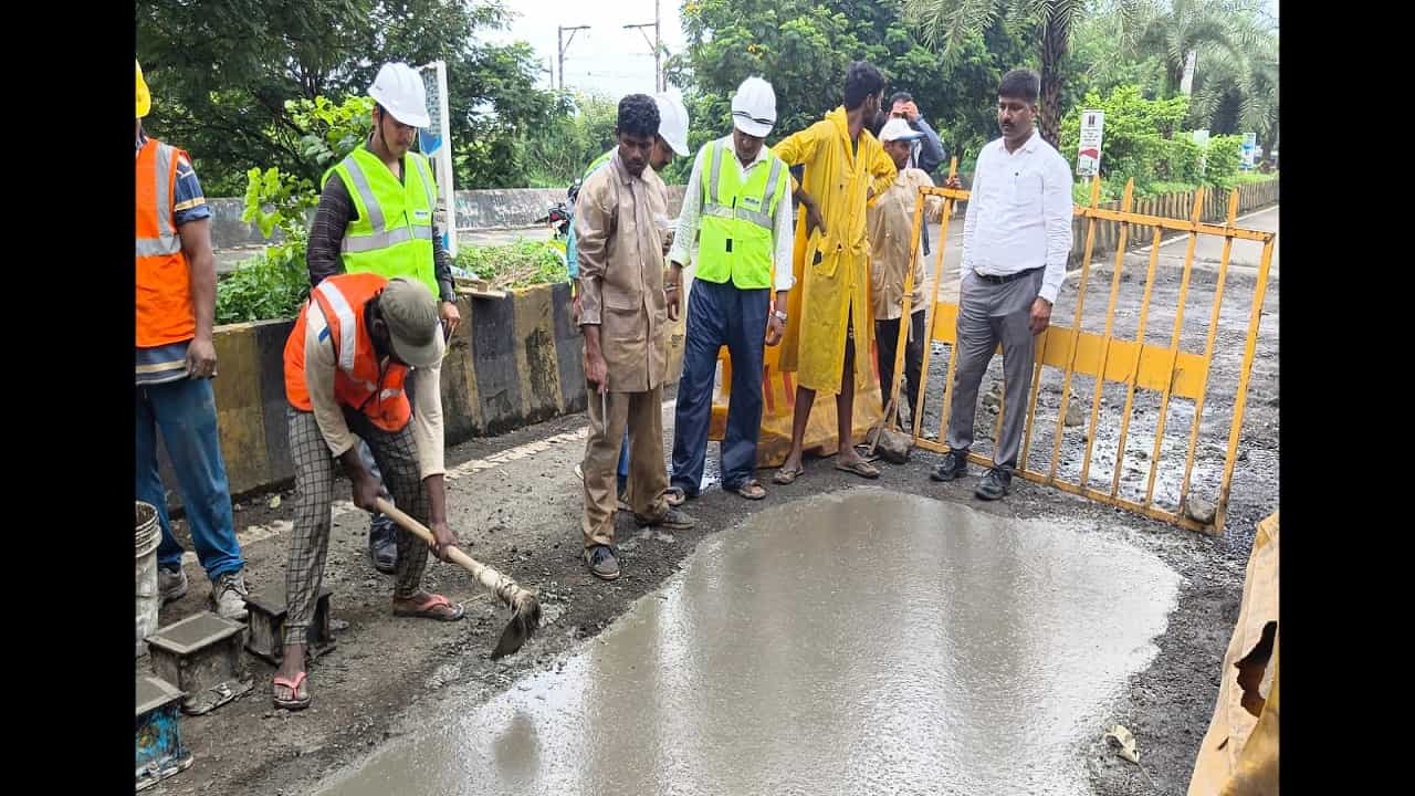 फक्त 40 मिनीटांत रस्ता खड्डे मुक्त होणार; डोंबिवलीत खड्ड्यांवर रॅपीड कॉंक्रीट प्रयोग