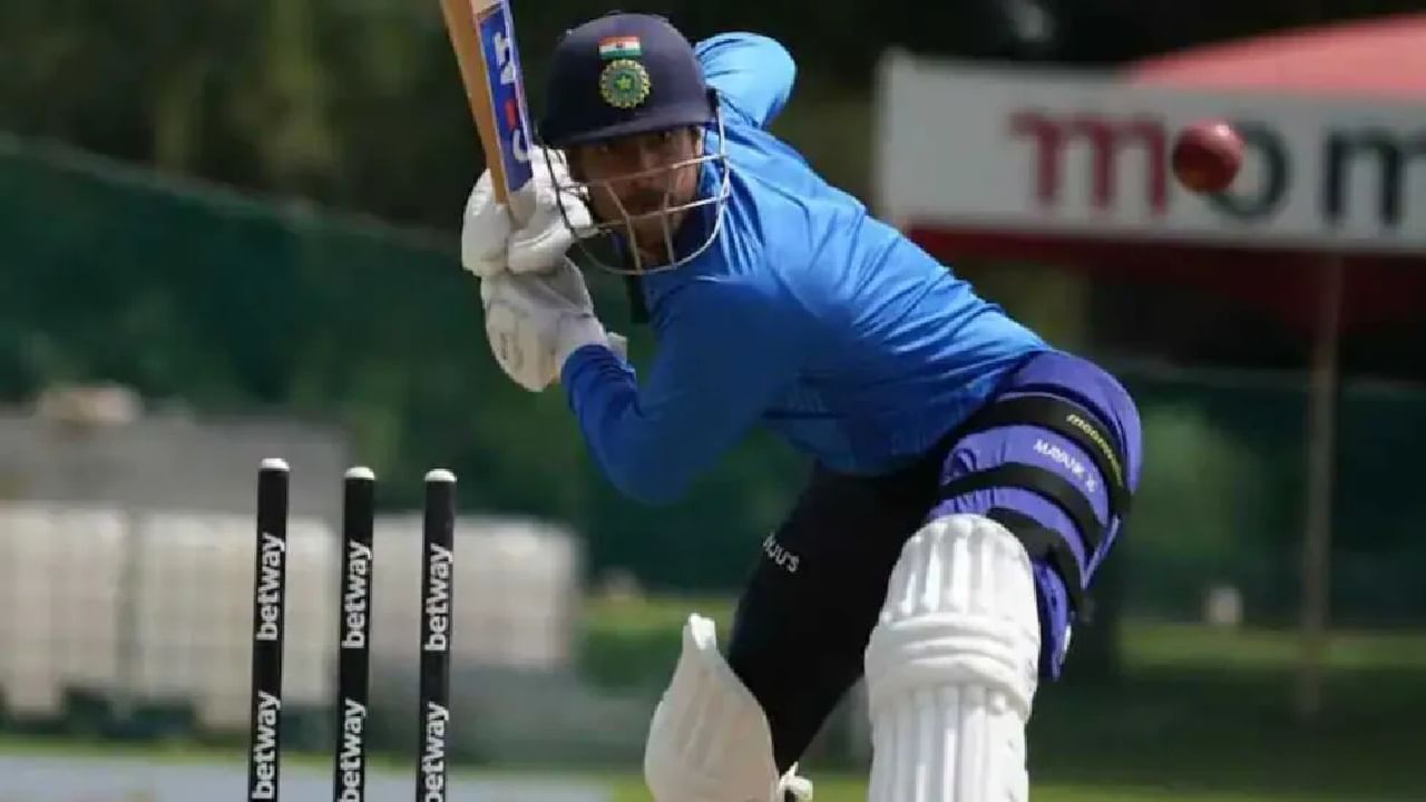 Mayank Agarwal : 6 षटकार मारताना शतक ठोकले, आशिया चषकापूर्वी भारतीय सलामीवीराचा तुफानी धमाका