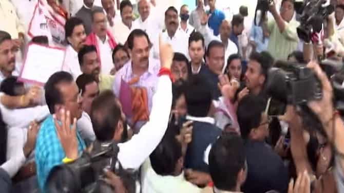 मुखी 50 खोके अन् बोके! हातात गाजर, पोस्टरवर सरकारविरोधी घोषणा, विधीमंडळ परिसरात सत्ताधारी-विरोधक आमने-सामने