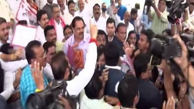 मुखी 50 खोके अन् बोके! हातात गाजर, पोस्टरवर सरकारविरोधी घोषणा, विधीमंडळ परिसरात सत्ताधारी-विरोधक आमने-सामने