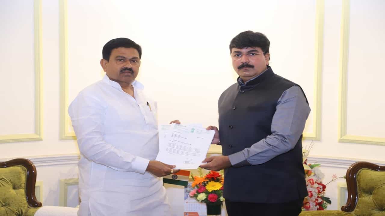 स्वातंत्र्यवीर सावरकरांविरोधात आक्षेपार्ह ट्विट करणाऱ्या महीलेविरोधात कारवाई करा; खासदार राहुल शेवाळे यांची केंद्रीय गृह राज्यमंत्र्यांकडे मागणी