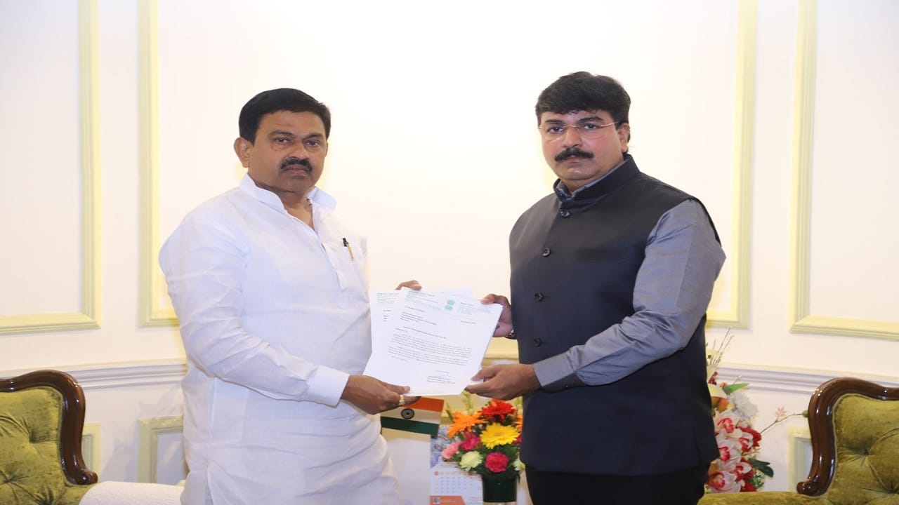 स्वातंत्र्यवीर सावरकरांविरोधात आक्षेपार्ह ट्विट करणाऱ्या महीलेविरोधात कारवाई करा; खासदार राहुल शेवाळे यांची केंद्रीय गृह राज्यमंत्र्यांकडे मागणी