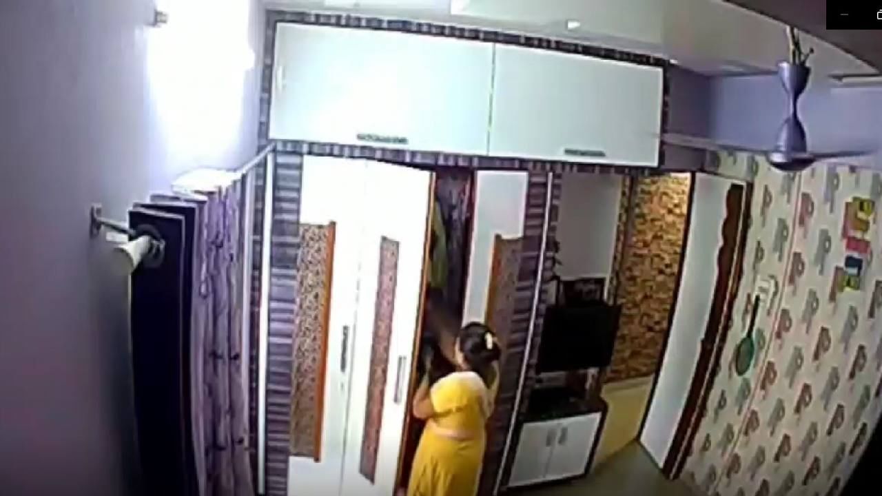 CCTV Video : उल्हासनगरात मोलकरणीने घरातून लंपास केले 12 लाख रुपये!, चोरीचा संपूर्ण प्रकार सीसीटीव्ही कॅमेऱ्यात कैद
