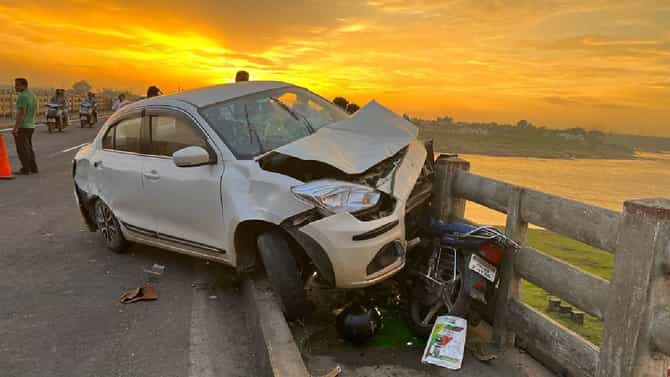 Nagpur accident : मौद्यात स्वीफ्ट कारने दुचाकीला चिरडले, बाईकवरील दोघेही पुलाखाली कोसळले, कारमधील तीन जण जखमी
