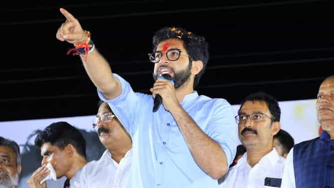 Aditya thackeray Exclusive Interview Live : आदित्य ठाकरे टीव्ही 9च्या कार्यालयात बाप्पाची पूजा करणार; पाहा विशेष मुलाखतही