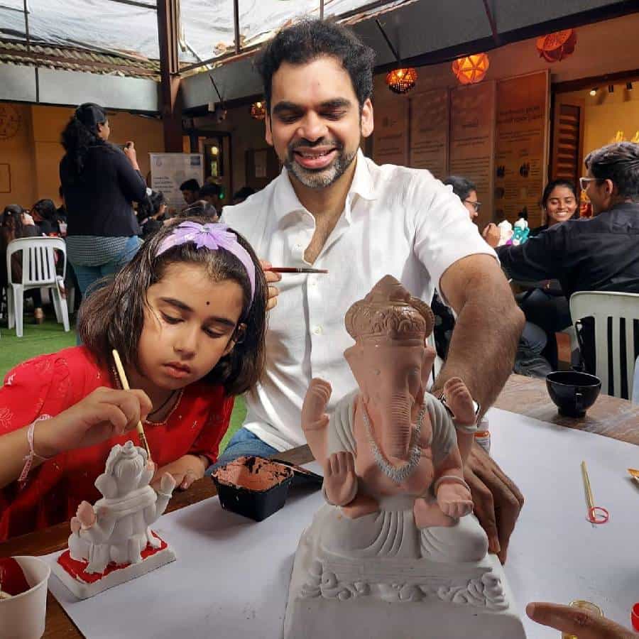 गायक राहुल देशपांडे यांची कन्या रेणुकाचे गाण्याचे, मस्ती करतानाचे वव्हिडीओ सोशल मीडियावर सतत व्हायरल होताना दिसून येतात.नुकतीच रेणुकाने आई- व वडिलांच्या सोबत या इको-फ्रेंडली गणेशमूर्ती बनवण्याच्या उपक्रमात सहभागी झालेली दिसून आली.