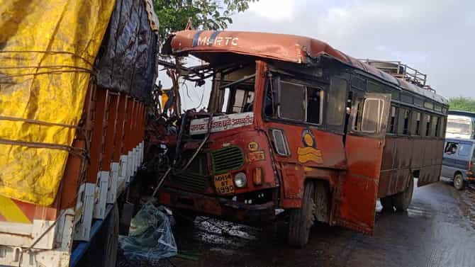 Palghar Accident : एसटी बस आणि ट्रकची समोरासमोर जोरदार धडक! विक्रमगड मनोर मार्गावर भीषण अपघात, 5 प्रवासी जखमी