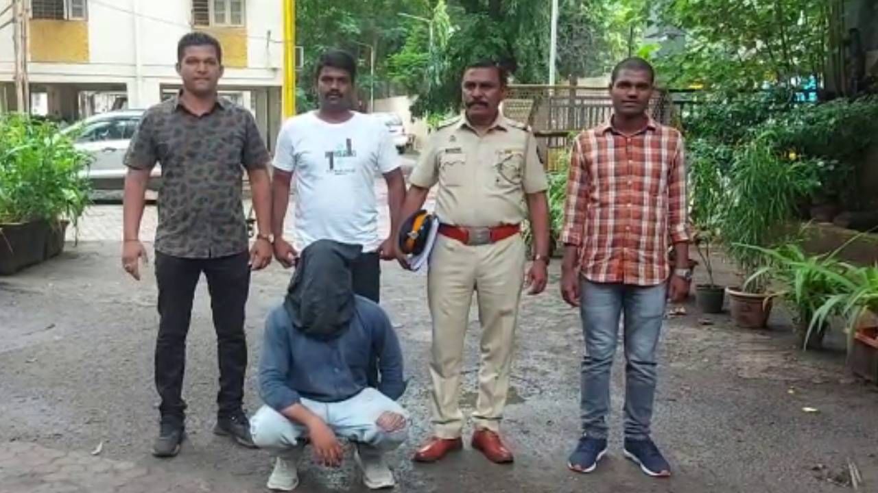 Mumbai crime : 'मुस्लिमांना हिंदू आधार कार्ड, अवघ्या 2 हजारात!' सापळा रचून बनावट कागदपत्र बनवणाऱ्यास अटक, कांदिवली पोलिसांची कारवाई Mumbai crime : 'मुस्लिमांना हिंदू आधार कार्ड, अवघ्या 2 हजारात!' सापळा रचून बनावट कागदपत्र बनवणाऱ्यास अटक, कांदिवली पोलिसांची कारवाई