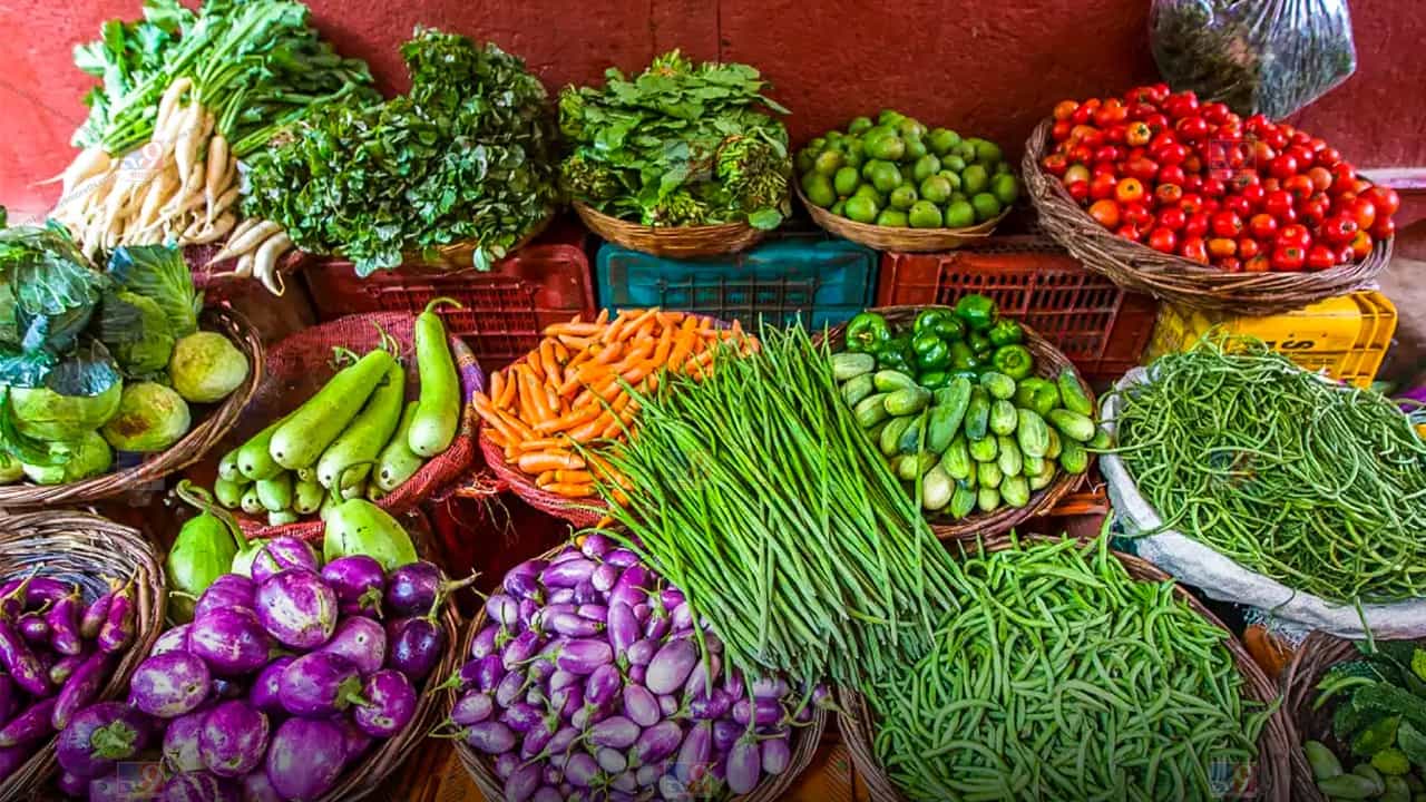 APMC Vegetables News | भाजीपाल्याची आवक घटली, किंमत भडकली, ग्राहकांनीही फिरवली पाठ