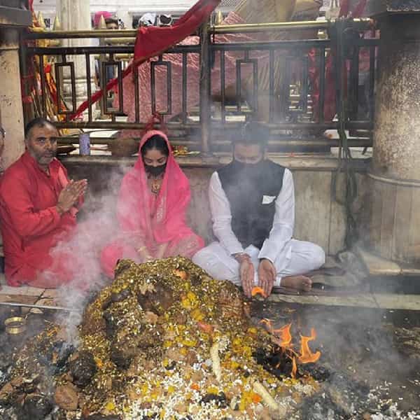 अभिनेत्री यामी गौतम हिने तिचा पती आदित्य धर हिच्यासोबत हिमाचल प्रदेशातील देवभूमी येथील नैना देवी मंदिराला भेट दिली.