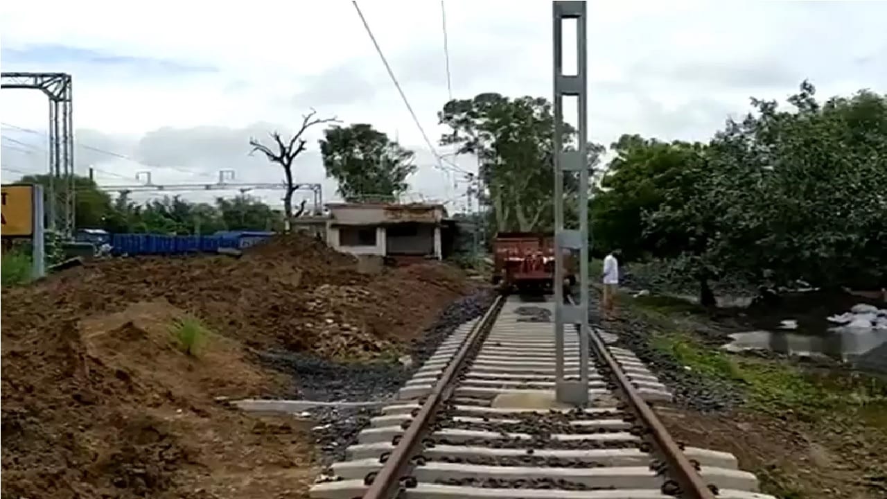 हा कोविड बॅचचा इंजिनीयर दिसतोय! नविन रेल्वे ट्रॅकच्या मध्ये उभा केला