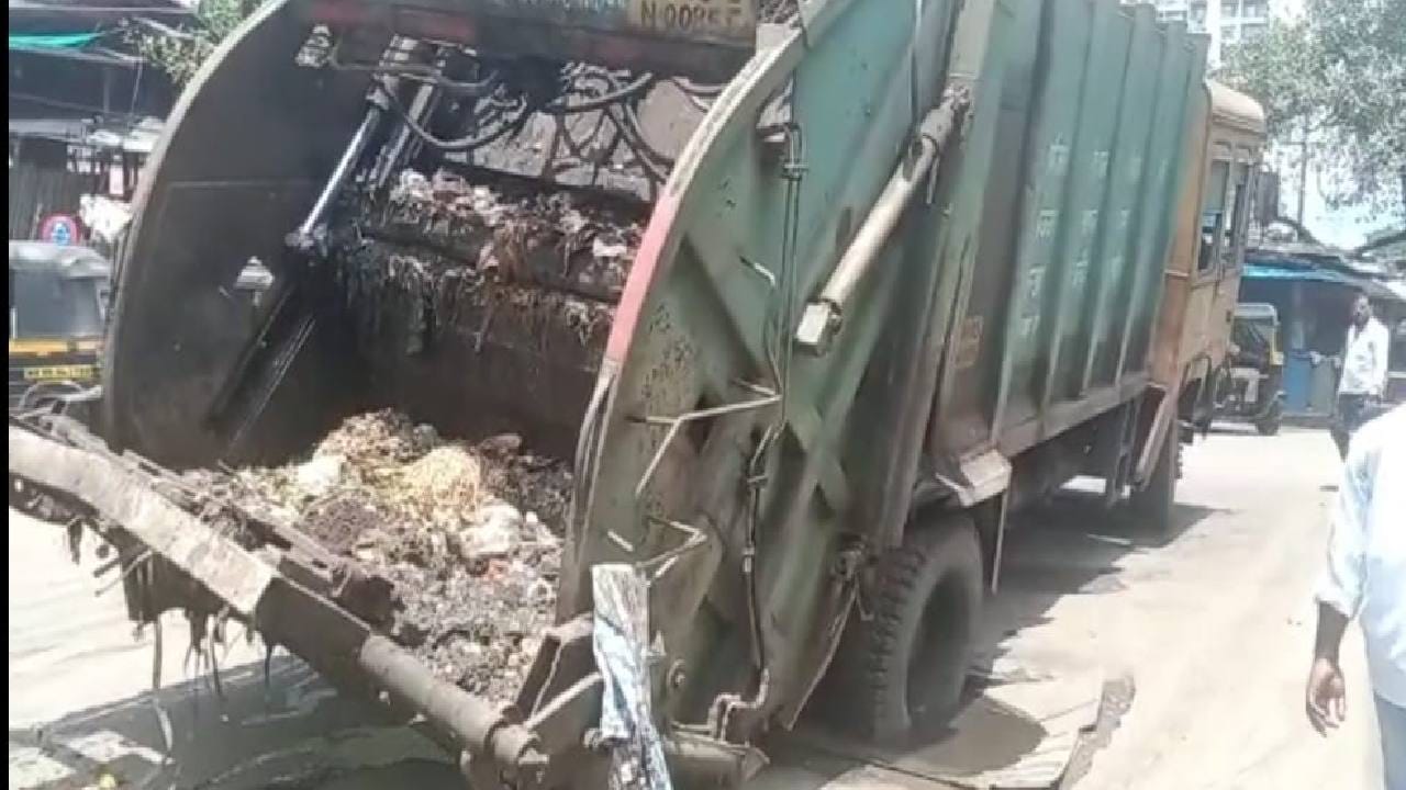 Kalyan Wheel stuck गटारावरील लोखंडी पत्रा खचून कचरागाडीचे चाक अडकले