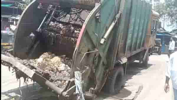 Kalyan Wheel stuck : गटारावरील लोखंडी पत्रा खचून कचरागाडीचे चाक अडकले, एक तासानंतर जेसीबीच्या सहाय्याने गाडी काढली बाहेर