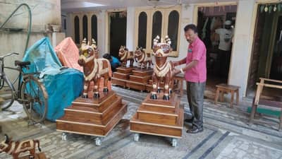 Nagpur Nandi Bull : अबब, अडीच लाखांचा नंदीबैल, नागपुरात अखंड लाकडाचा बनविला नंदीबैल, उंची 5 फूट