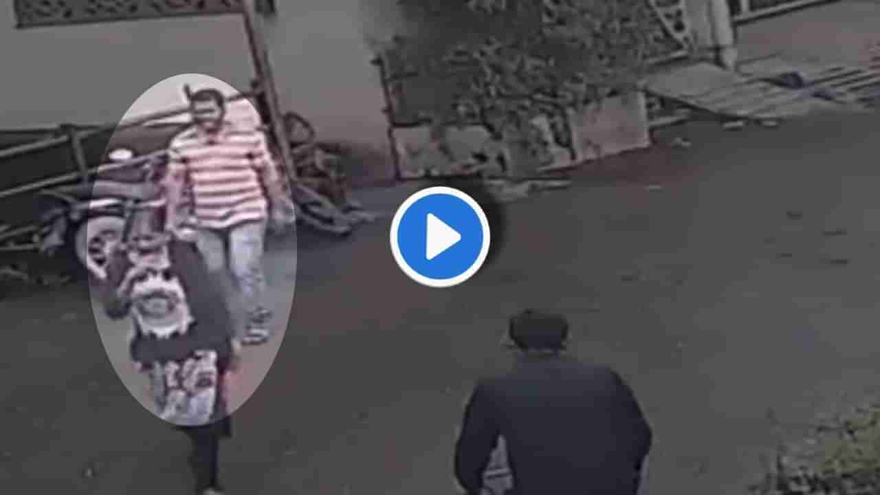 Video : 6 सेकंदात मंगळसूत्र हिसकावून पोबारा! उल्हासनगरमधील थरारक घटना, स्त्रियांमध्ये सोनसाखळी चोरांची प्रचंड दहशत