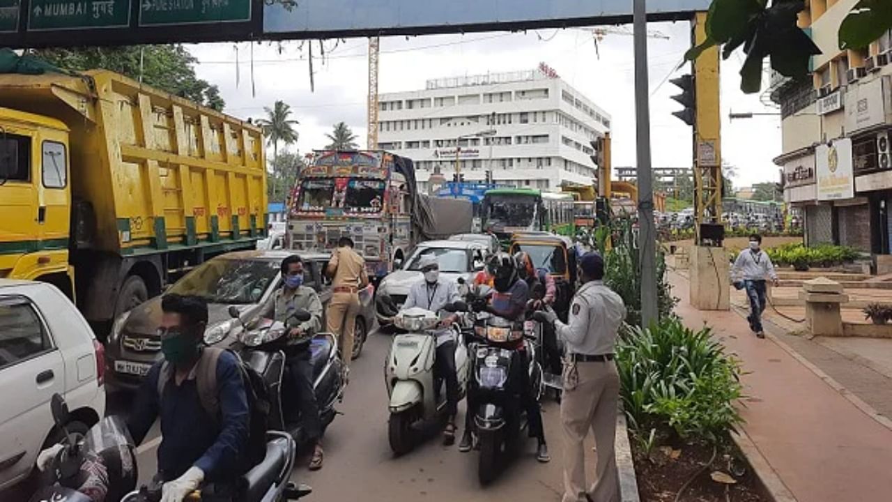 Pune traffic : नळ स्टॉप-एसएनडीटी मार्गावरच्या वाहतूककोंडीनं पुणेकर हैराण, दीर्घकालीन उपाययोजनांची मागणी