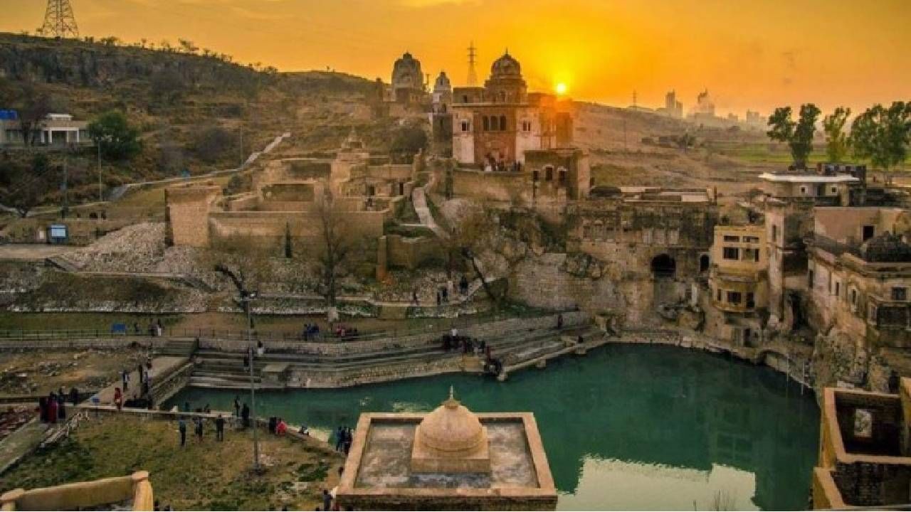 Mahabharat Story: पाकिस्तानात असलेल्या 'या' जलाशयाजवळ युधिष्ठिराला विचारले गेले होते यक्ष प्रश्न Mahabharat Story: पाकिस्तानात असलेल्या 'या' जलाशयाजवळ युधिष्ठिराला विचारले गेले होते यक्ष प्रश्न