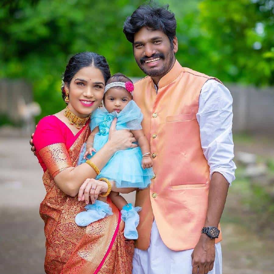 मराठी टीव्ही इंडस्ट्रीतील अभिनेत्री मीनाक्षी राठोड व अभिनेता कैलास वाघमारे नुकतेच आई-बाबा झालेत.त्यांच्या घरी काही काही दिवसांपूर्वी मुलीचे आगमन झाले आहे. दोघांनीही नुकतेच त्यांच्या चिमुकलीच्या बारश्याच्या सोहळा साजरा केला आहे.