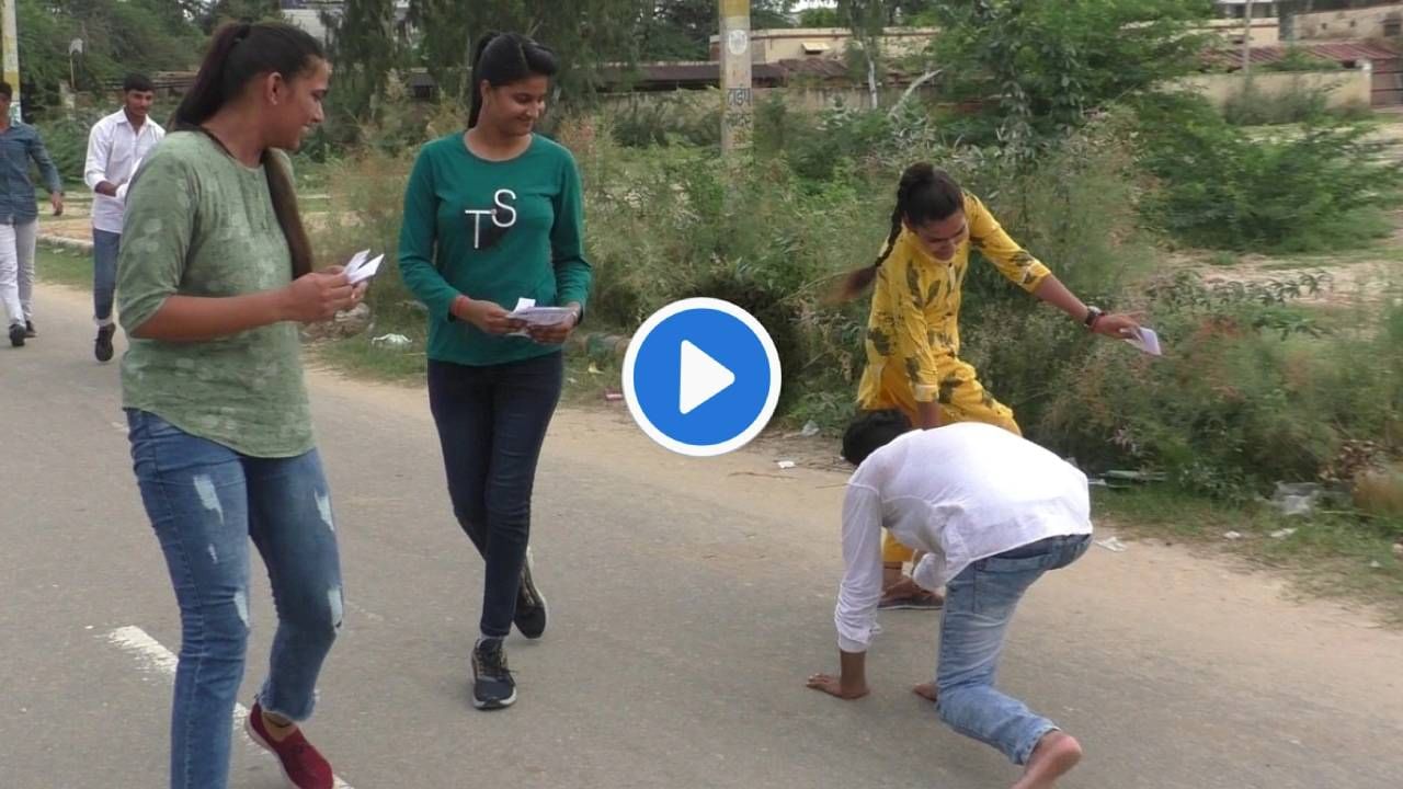 Video : मतं मिळवण्यासाठी भररस्त्यातच मुलींचे पाय धरले! मुलींची रिएक्शनही अफलातूनच, लोटांगण घालणारे उमेदवार व्हायरल