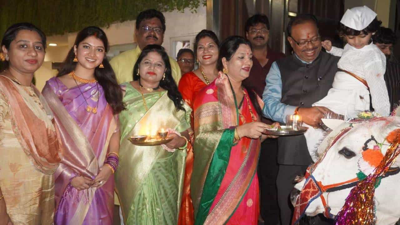 Photo Political leaders Pola : पोळा सण मोठा नाही आनंदाला तोटा, विदर्भातील राजकीय नेत्यांनी केली बैलांची पूजा