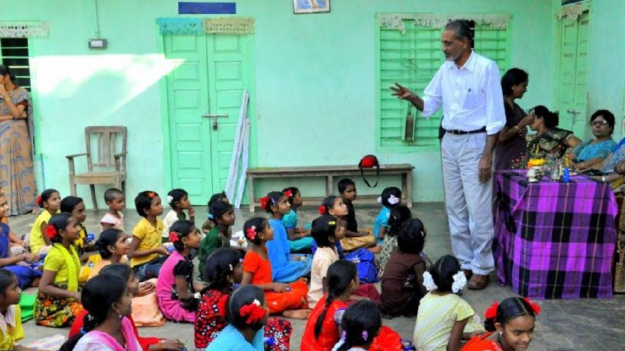 Teacher Photo: आता शिक्षकांचे फोटो वर्गात झळकणार, ‘आपले गुरुजी‘ अभियानाचा दणका!