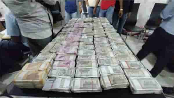 Bihar : सरकारी इंजिनिअरच्या घरी सापडले पाच करोड, चक्रावलेल्या अधिकाऱ्यांनी मागवली पैसे मोजण्याची मशिन