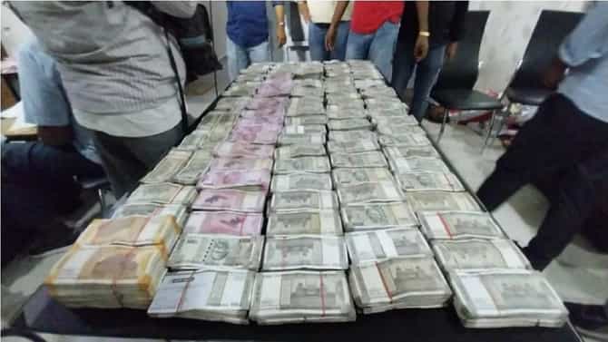 Bihar : सरकारी इंजिनिअरच्या घरी सापडले पाच करोड, चक्रावलेल्या अधिकाऱ्यांनी मागवली पैसे मोजण्याची मशिन