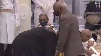 शपथ घेतल्यानंतर मुख्य न्यायमूर्ती यूयू ललित वडिलांच्या पायाला हात लावून नमस्कार करतात तेव्हा.. राष्ट्रपती भवनात टाळ्यांचा कडकडाट