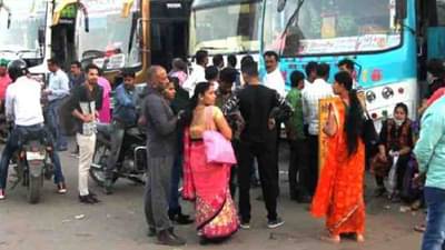 Festival Ticket Cost : 800 रुपयांचं भाडं दीड हजारांवर, गणेशोत्सवात खासगी ट्रॅव्हल्सकडून भरमसाट दरवाढ,  परिवहन विभाग झोपेत?