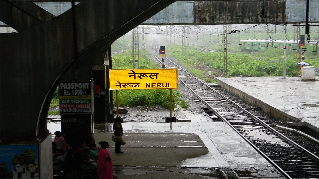 हार्बर रेल्वेची वाहतूक ठप्प; नेरुळ स्टेशन जवळ रेल्वे रुळाला तडे हार्बर रेल्वेची वाहतूक ठप्प; नेरुळ स्टेशन जवळ रेल्वे रुळाला तडे